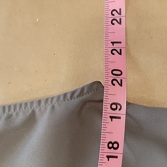 Banana Republic Petite Size S Gray V Neck Blouse, Excellent Used Condition - Picture 7 of 11